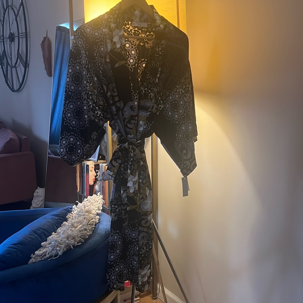 Natori Satin Robe👘 - Picture 4 of 6